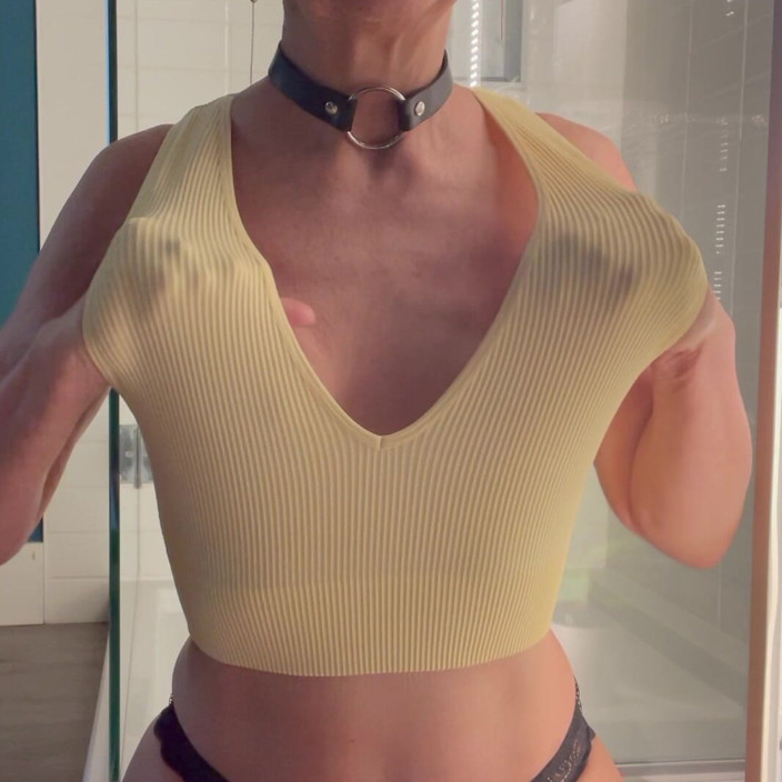 RoxyRidesAgain: 性感熟女roxyridesagain挑逗和折磨她下垂的乳房和肥乳头，吐口水，夹子和作物