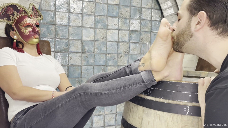 Deep Sole Devotion: Valeria เปลือยเลียแต่เพียงผู้เดียวบนถังไม้
