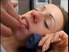 Lucky Wankerz: Brunetka děvka masturbuje a mluví po telefonu