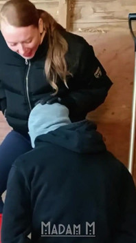 Stövlar Kontra Bollar, Extremt hårda Jägare Wellingtons Ballbusting i stallet