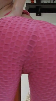 Sexy a super zpocená v růžové kombinéze