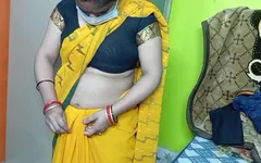Indiancă frumoasă bhabhi în culoarea galbenă Sari.