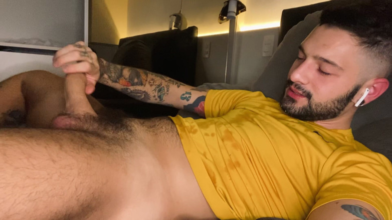Igor Lucios: et éjaculation énorme sur moi