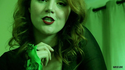 Haylee Love: Poison Ivy dělá Robin svou otrokyní, část 3