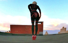 sillystacy: Sissy Stacy caminha no telhado