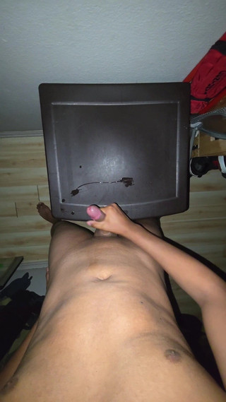 Bry max: Cewek semok latino ini lagi asik ngocok kontol sampai dicrot...