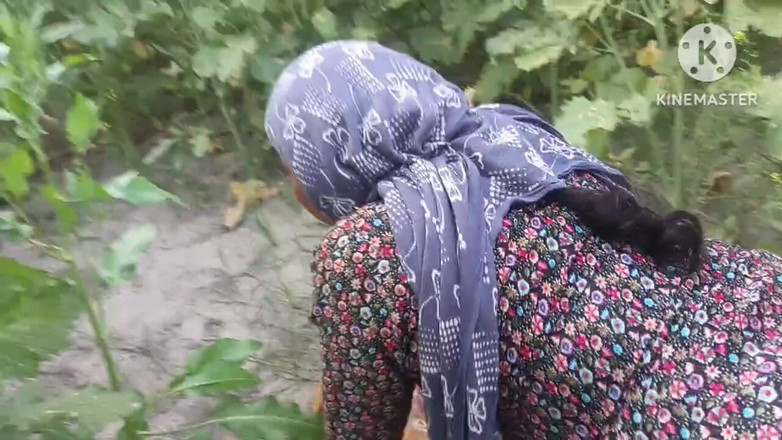 Savita5343: Desi sesso all'aperto. Chachi viene scopata a pecorina nel campo...