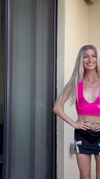 Blonde reife dünne milf auf dem balkon necken
