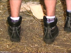 Raw Fuck: Scopata a tre vie nel cortile di stallone