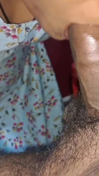 Kavya ağzına boşalana kadar büyük Hintli yarağı emiyor Hintçe oral seks ağzına boşalıyor