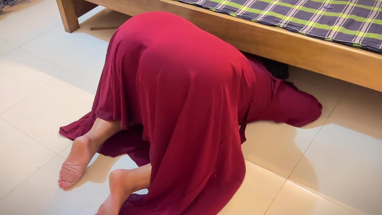 Aria Mia: Calda zia bloccata sotto il letto &amp; si spoglia del suo...