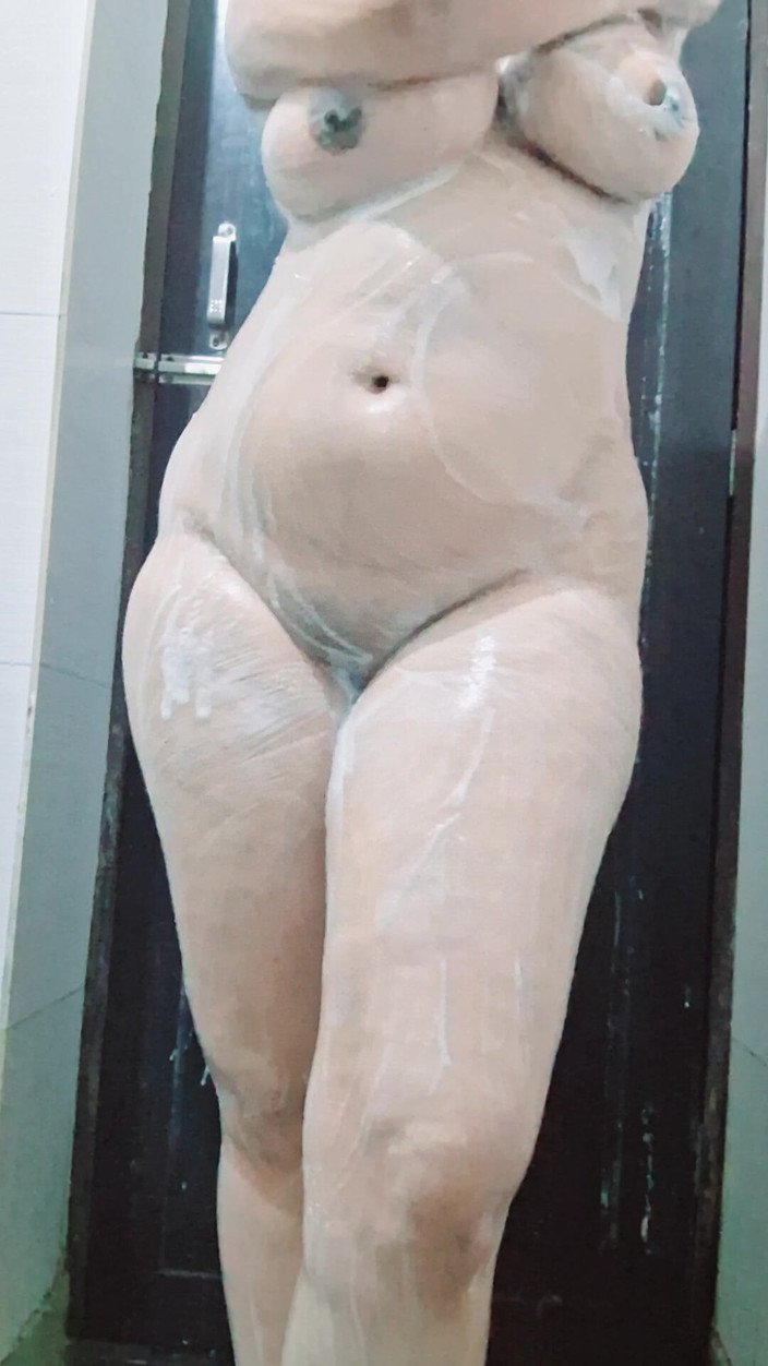 Riyathakur: Ibu tiriku ngeliat aku waktu aku lagi mandi!