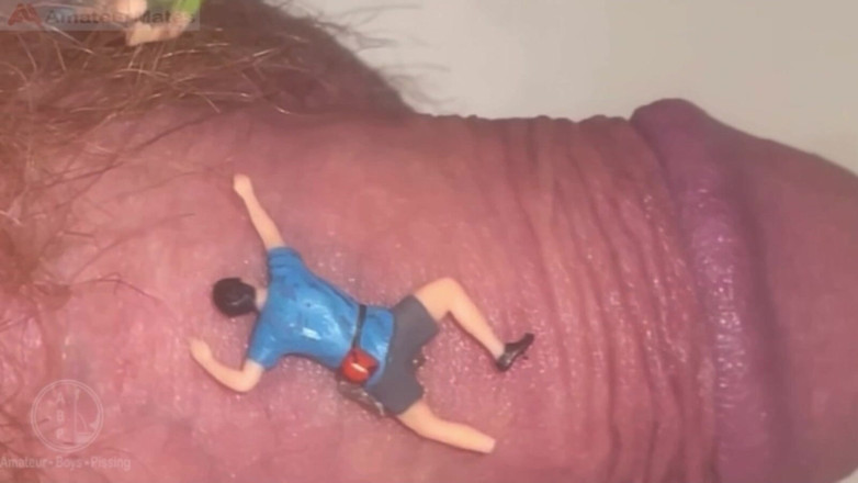 AmateurBoysPissing: Piccoli Ragazzi Parassiti Catturati Dal Cazzo Di Jules! Guarda Come...