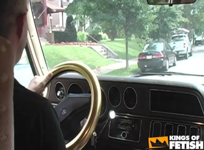 Gay Diaries: Dos amigos conducen una camioneta y recogen chicos para chupar...