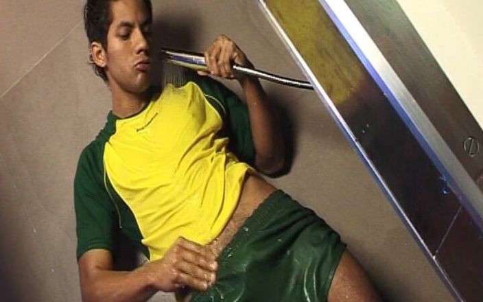 Euro Content Gay: Masturbandosi il cazzo con la scarpa è ciò che lo rende...