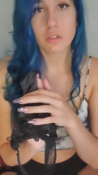 万圣节派对装扮：交叉穿衣服和来自你女朋友的双性恋鼓励