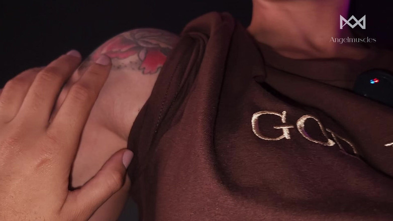 Angelmuscles: Perspektive: Sie ergab sich meinen adernen Armen