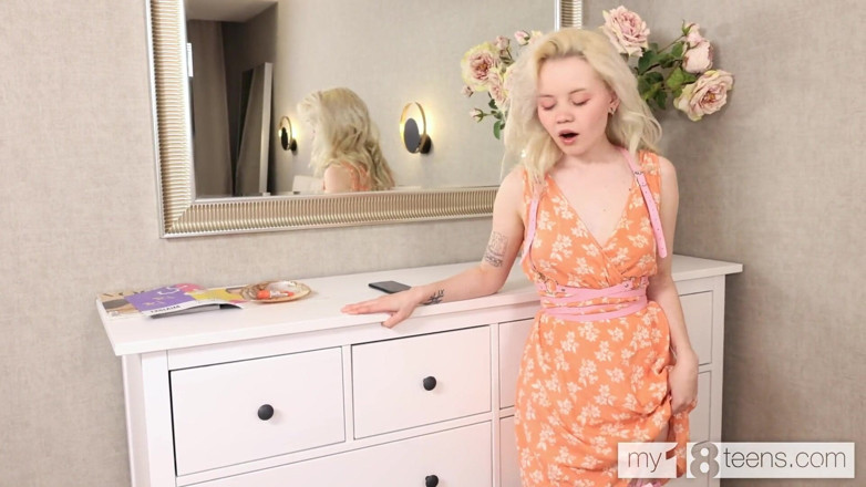 My 18 Teens: Bella ragazza si diverte con un vibratore lussureggiante