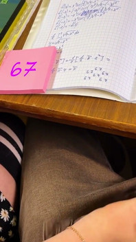 大学生の女の子 67フィート7 - 数学の授業中に机の下で彼をからかう。腕時計に射精