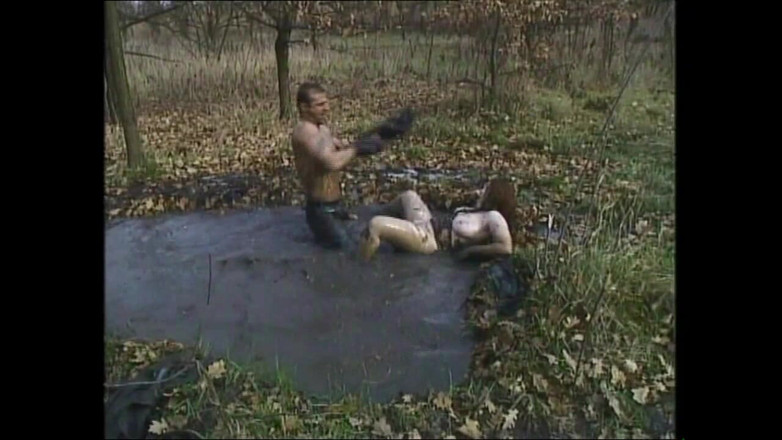 MCG Empire: Una miLF tettona arrapata fa sesso nella foresta muddy