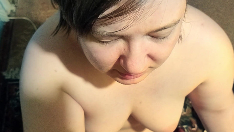 SchoolPrincess: ワイルドな巨乳のMILFが容赦ないフェラチオを燃え上がる