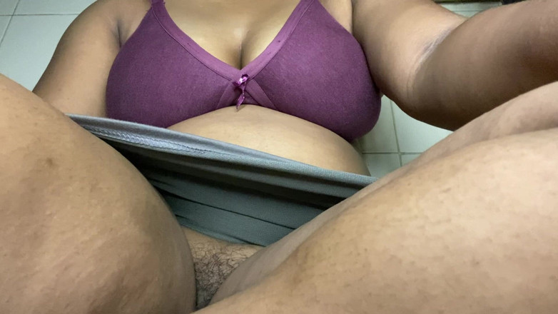 Angoori: Ragazza sexy molto carina che si sgrilletta la figa mms