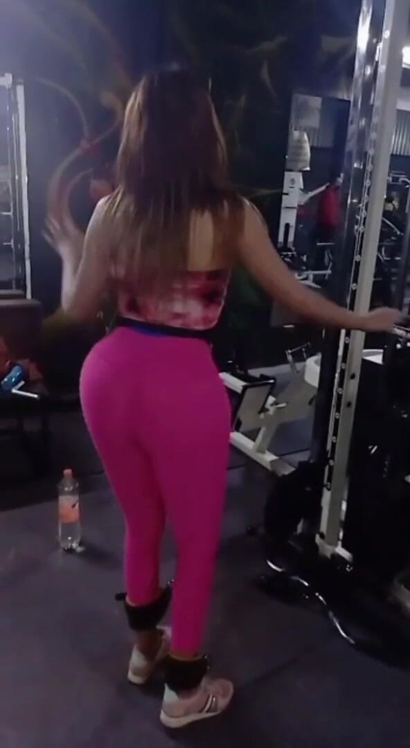 Barbietransxxxx: sexy transsexuálka v tělocvičně trénuje její zadek, aby to ztěžkovala...