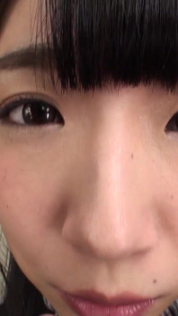 Hina azumi在亲密的个人视频口中向你展示她的嘴巴、舌头和牙齿