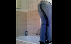 Yasmin spuit een durch spijkerbroek! Puinhoop-explosie