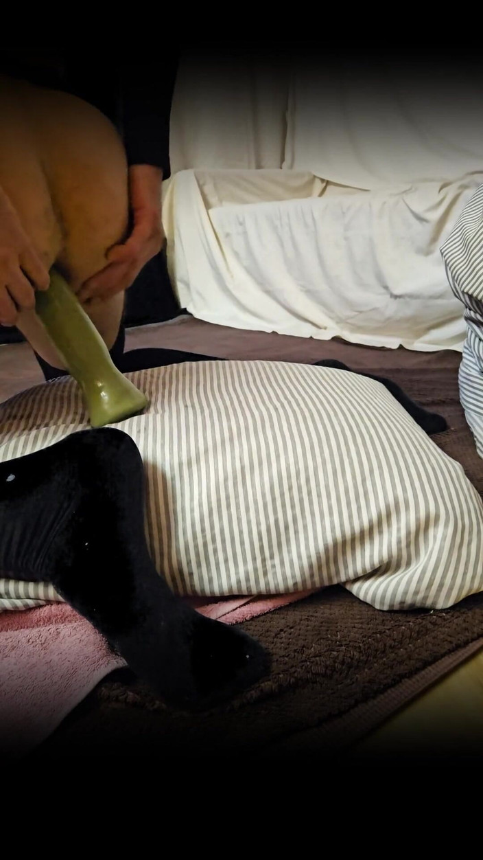 Skowirowi: Gli scopo il culo con il mio grosso dildo.