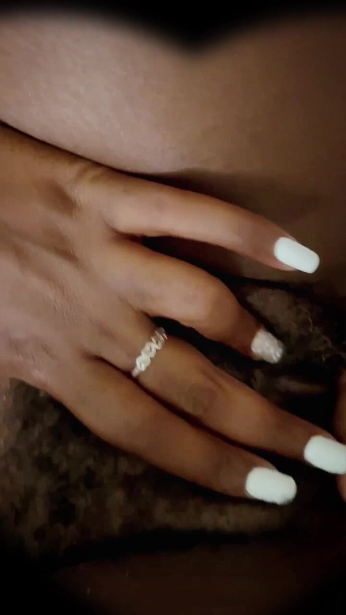 Noblelove: Lagi asik mainin memeknya tengah malam