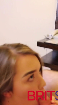 Gösterişli İngiliz 18 yaşındaki kızın ilk oral seksi