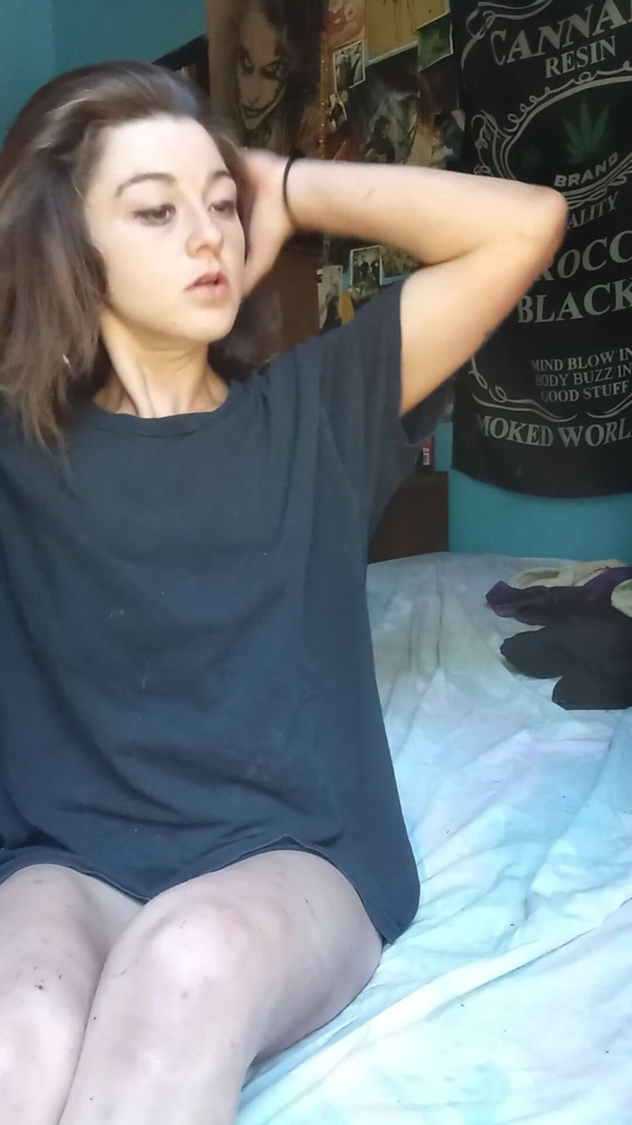 Freakshowsuckerr: 小さなかわいいブルネットのためのハードディルドファック