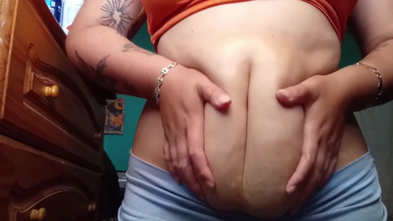 Chubbylexa: Cleaning My Deep Belly Button with a Cotton Swab