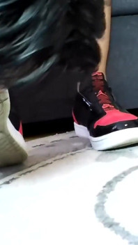 Il pulitore di scarpe della ragazza troia!