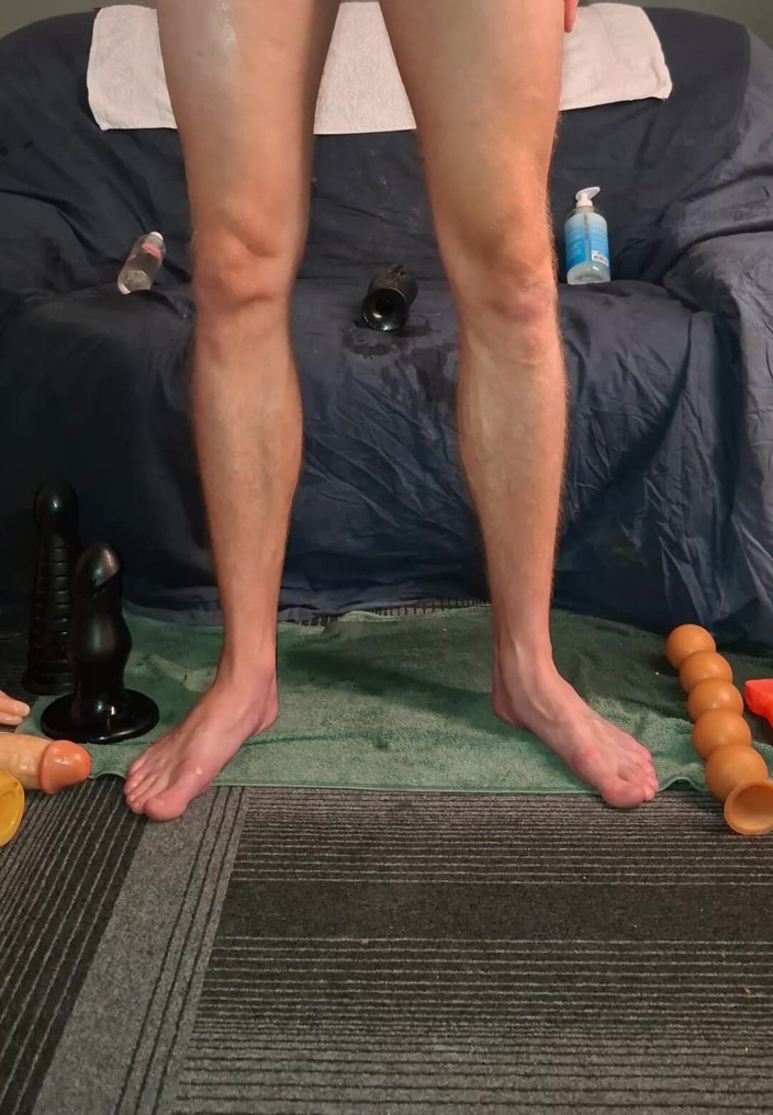 NoFace Twink X: Ragazzo gay bollente cavalca un dildo multiplo e ha orgasmi...
