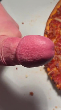 Twink postříká na jeho pizzu