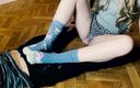 SweetAndFlow: Utangaç kız çorap giyerek ayak fetişi videosu çekiyor