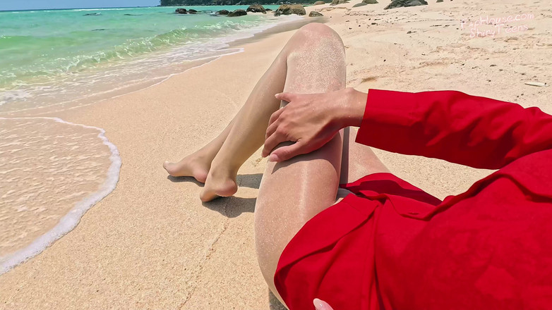 Shiny teens: 906 해변에서 반짝이는 팬티 스타킹