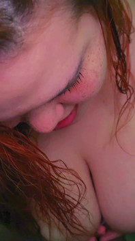 Le demi-frère de mon mari est le meilleur bénévole pour me baiser les seins et remplir ma chatte de lait