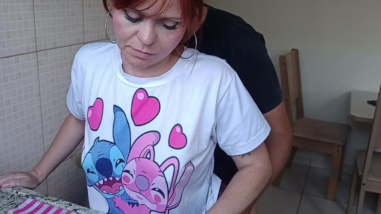 Porcelain Doll: Berambut Merah Panas Mendapat Fucked Di Dapur Oleh Abang Tirinya...