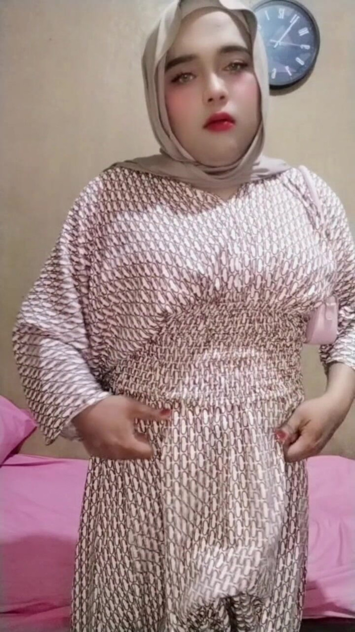 Ivvy Crossdresser: Ivvy 크로스드레서 히잡은 한 달 후에 발정난 느낌. 그런 다음 그녀는 사정