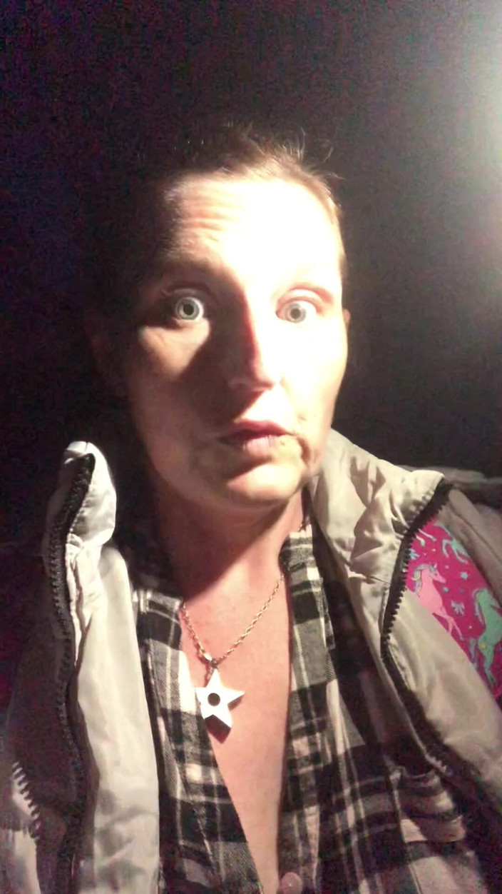 MistressWriggler: Geceleri yürürken denemek ve serinlemek için göğüslerimi dışarı aldım