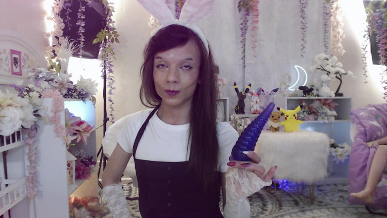 XxHayleeMariexx: Une soubrette femboy lapine baille son cul étroit avec un jouet...
