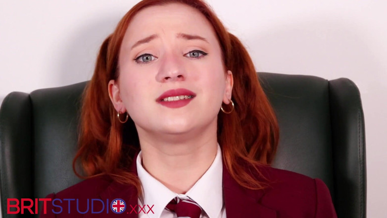 Brit Studio: Roșcată sexy de 19 ani vrea să te masturbezi și să-ți mănânci...