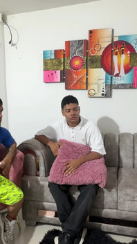 Ich ficke die schwangere Freundin meines Cuckold-besten Freundes, während er sich auf der Couch ausruht, und am Ende komme ich mit ihrem Arsch.