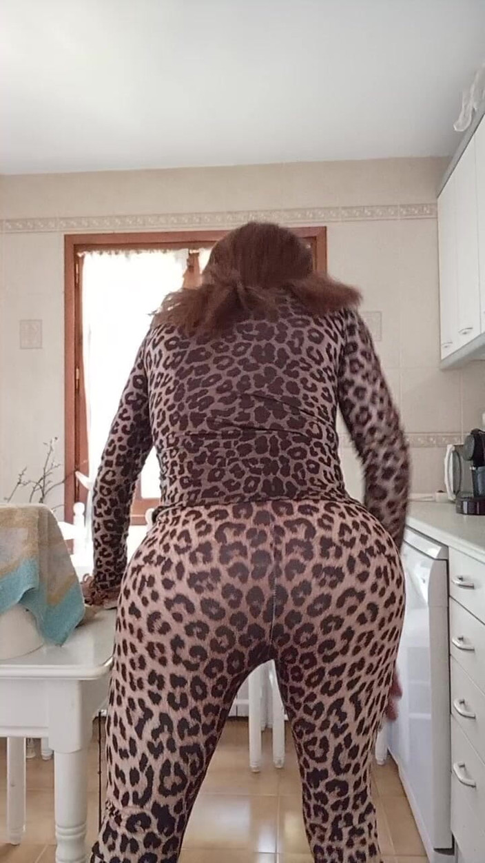Yusti: क्या तुम्हें मेरा नया Leotard पसंद है