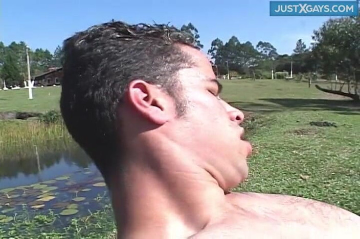 Just X Gays bareback: Un garçon sexy se fait enculer par une énorme bite noire...
