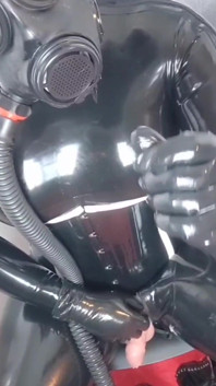 Černý latex a nová plynová maska