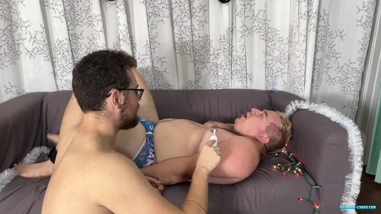 Ticklish Chubs: 자지를 빠는 Cdubs